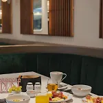 Luster Hotel